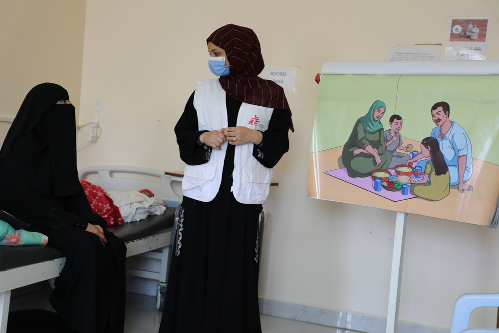 Health educator Kafaa Abdul Raqeeb talks to mothers in the inpatient therapeutic feeding center (ITFC) at MSF's Mother and Child hospital in Houban about complementary food to help prevent future malnutrition in their children. 