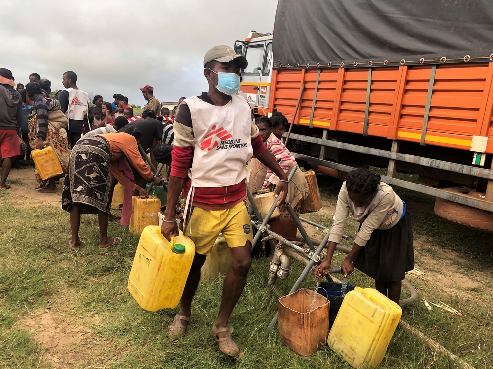 Doctors Without Borders runs water distribution in the village of Fenoiva, Madagascar. 2022 © Lucille Guenier/MSF
