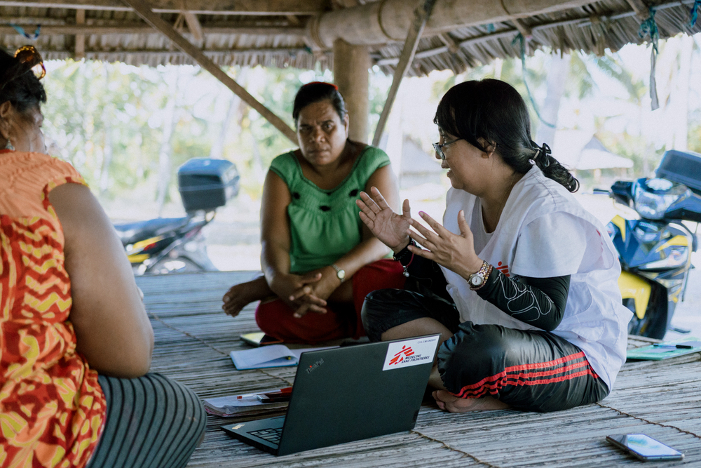 Staf MSF melatih staf perawat di Kiribati