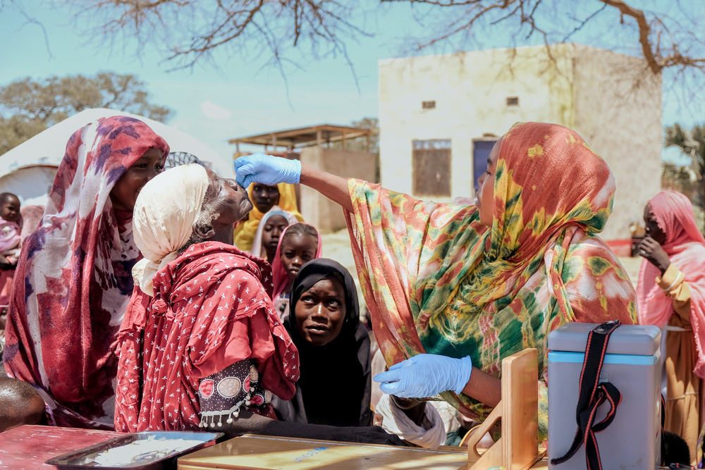 Staf medis memberikan vaksinasi melawan kolera di Chad