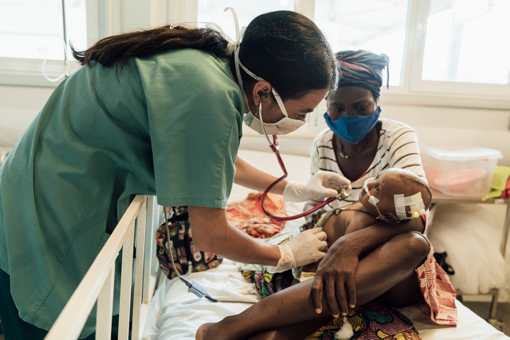 MSF doctor Marianella Rodríguez assesses a patient in the intensive care unit of the Hangha Hospital, Kenema District, Sierra Leone @ Peter Bräunig 