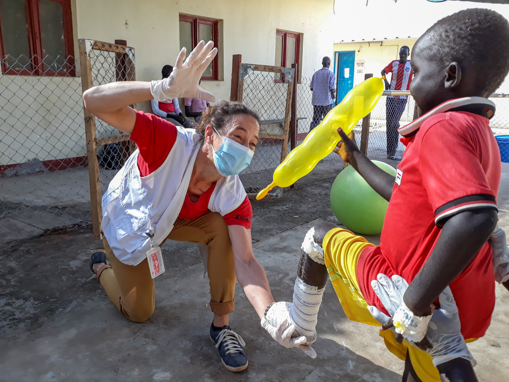 MSF physiotherapists Birgit Schönharting and five-year-old Anyar, who was being treated for snakebite in Agok @ Damaris Giuliana