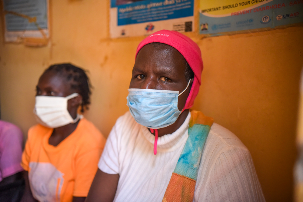 Jerusha Muthonisits, 35, menanti dengan sabar bersama pesakit lain di kawasan menunggu dispensari Kabuguri 