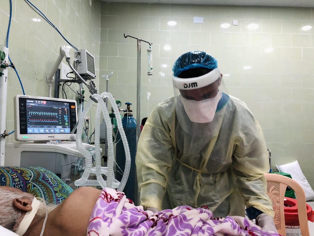 Staf perubatan di unit rawatan rapi (ICU) dikendalikan MSF untuk pesakit COVID-19 kritikal, hospital Al Gamhouria, Aden @Athmar Mohammed/MSF 