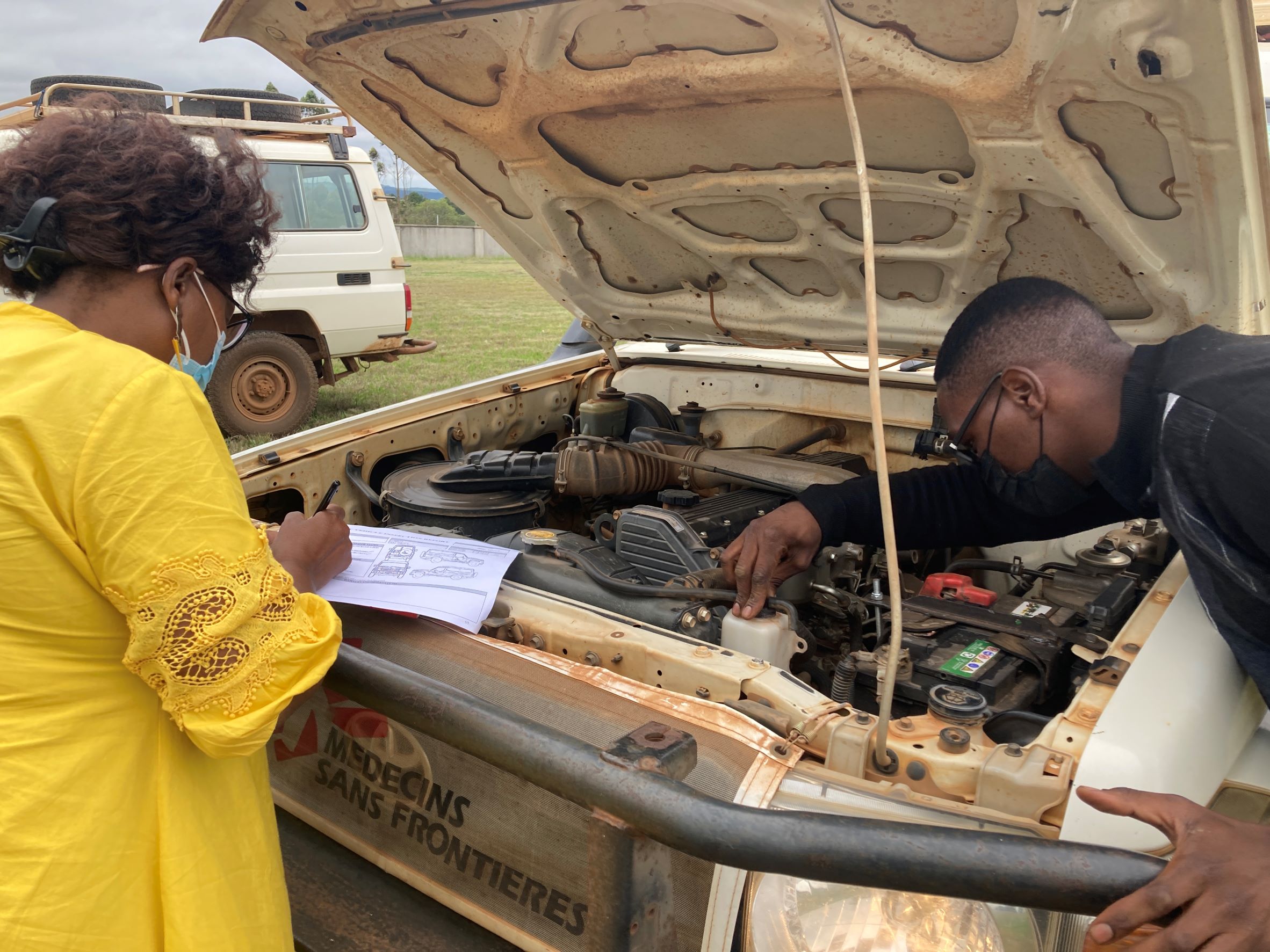 MSF field driver Fikile Ngwenya checks her vehicle fastidiously before heading out each morning. © Makhosazana Xaba