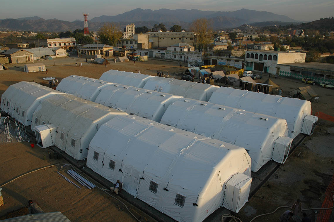 Global view on MSF's inflatable hospital tents 