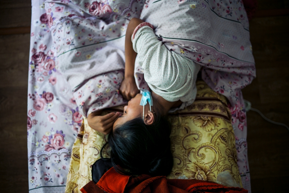 Si Aidana, 20 taong gulang, sa kama niya sa Kara-Suu hospital. © Maxime Fossat