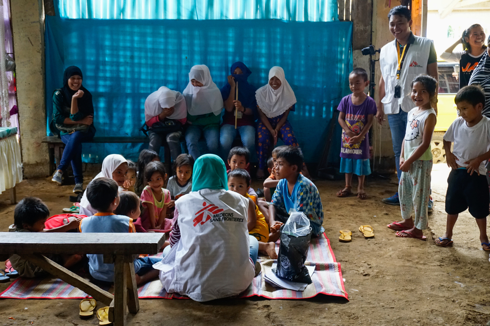Feeling like kids again: during the siege, MSF conducted play sessions in informal IDP settlements as part of its emergency psychological care program. Photo by MSF/Rocel Ann Junio