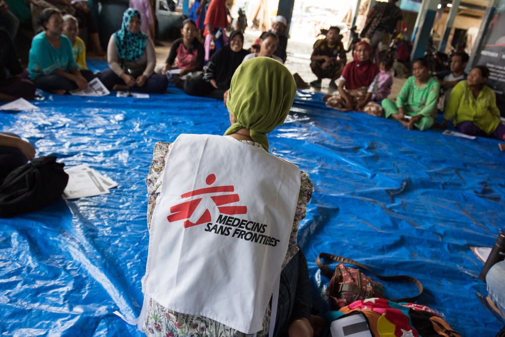 An MSF physiologist is conducting a session with internally displaced peoples (IDPs) affected by the Sunda Strait tsunami currently staying at Teluk Kampong, Teluk Village, Labuan Sub-district. Photo by Didi Mugitriman/MSF