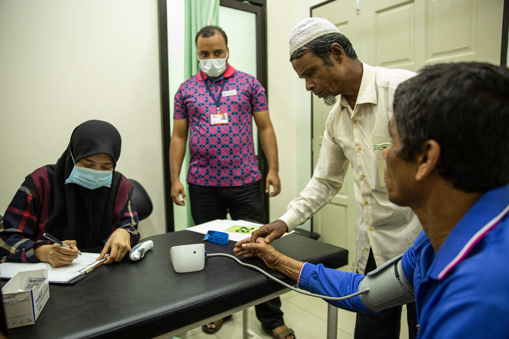 Kairul, seorang lelaki Rohingya yang terjatuh daripada ketinggian dua tingkat ketika bekerja di sebuah tapak pembinaan, diperiksa jururawat ketika temu janji doktornya. Dia ditenangkan saudara mara dan seorang lagi doktor MSF di klinik MSF di Pulau Pinang @Arnaud Finistre 