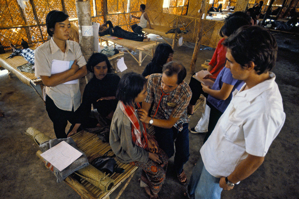 In 1979, an estimated 600,000 Cambodian refugees sought safety in different camps on the Thai border. MSF worked with a team of about 100 volunteers on injury management activities (surgery and rehabilitation) and nutrition and obstetrics programs.