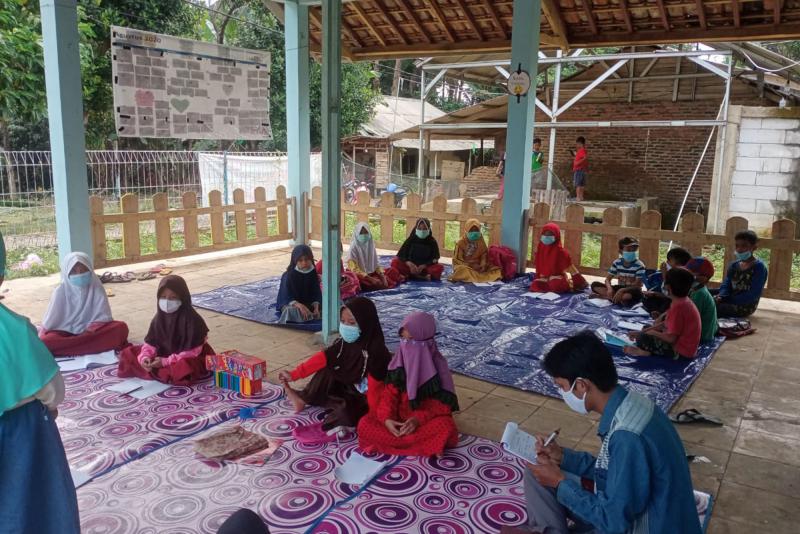 Indonesia: Warga Desa mereplikasi pojok remaja MSF 
