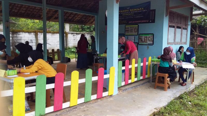 Bincang dengan Kepala Desa Tembong, Carita, Banten
