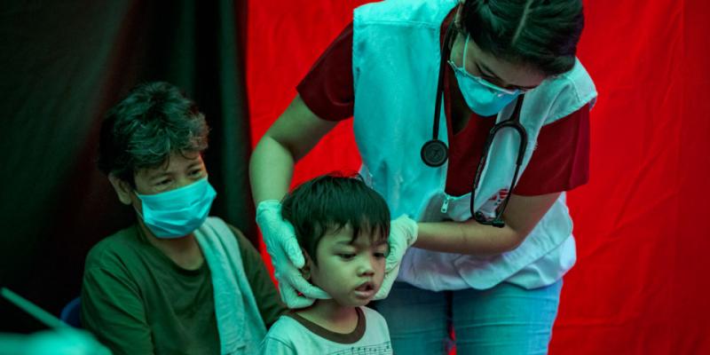 无国界医生团队的结核病医生特里莎在菲利宾马尼拉为儿童进行诊断。摄于2023年3月13日。© Ezra Acayan 