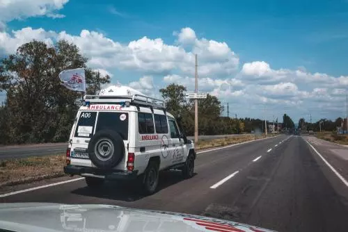 Ukraine: Dalam transit demi untuk hidup - ambulans-ambulans Doctors Without Borders dan mangsa yang cedera akibat perang
