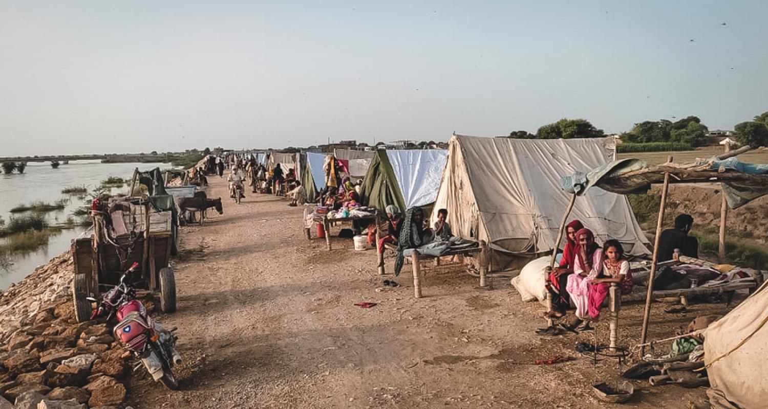 flood-affected people taking shelter in tents in the village of Johi, District Dadu, Sindh province, Pakistan. © MSF