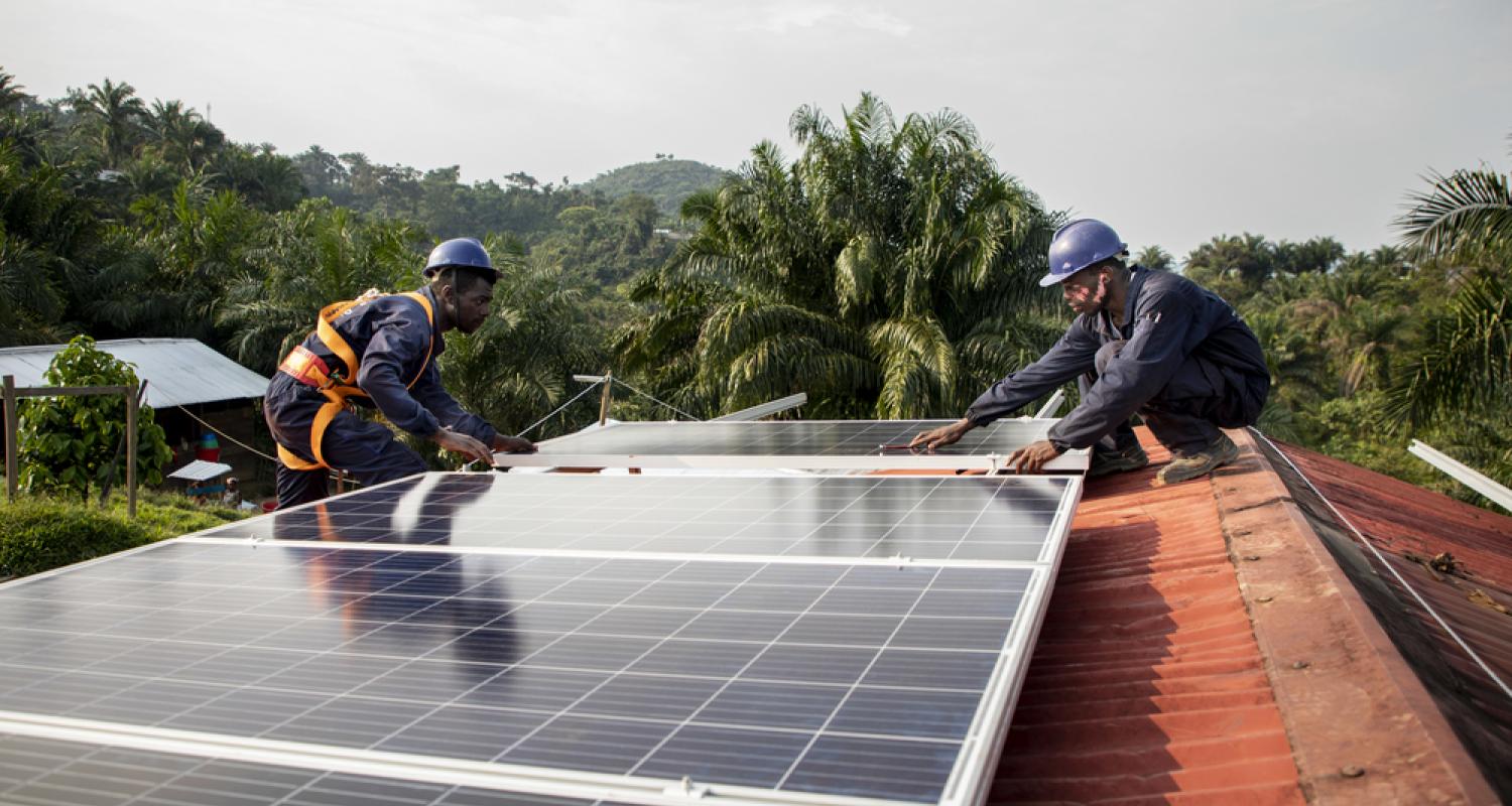 MSF has settled a solar panel system at the General Hospital of Kigulube in Sud Kivu to give autonomy to the health structure for the next 20 years. Democratic Republic of Congo, 2019 © Pablo Garrigos/MSF
