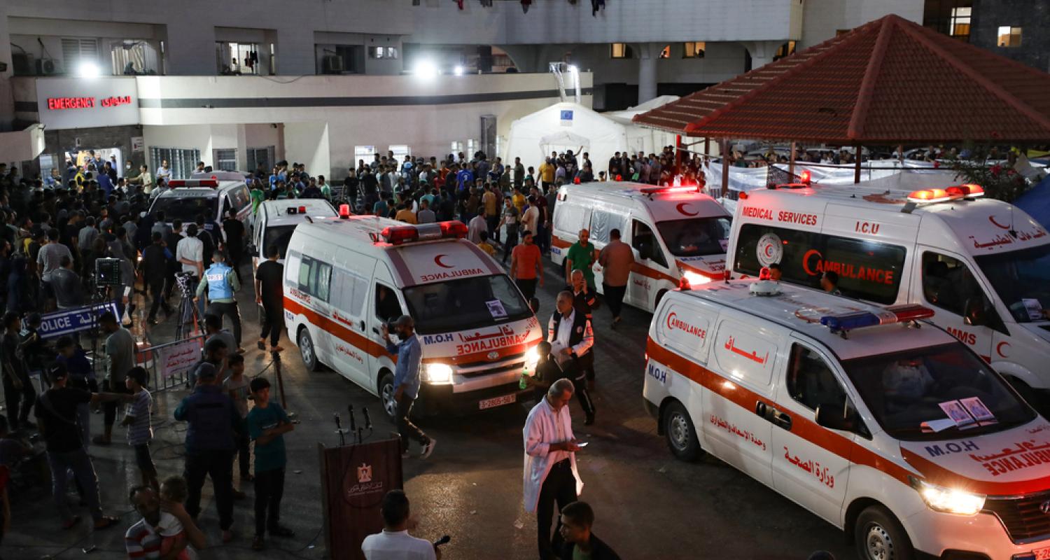 Ambulances carrying victims of Israeli strikes crowd the entrance to the emergency ward of the Al-Shifa hospital in Gaza City on October 15, 2023. Palestinian Territories, October 2023. © Dawood Nemer/AFP