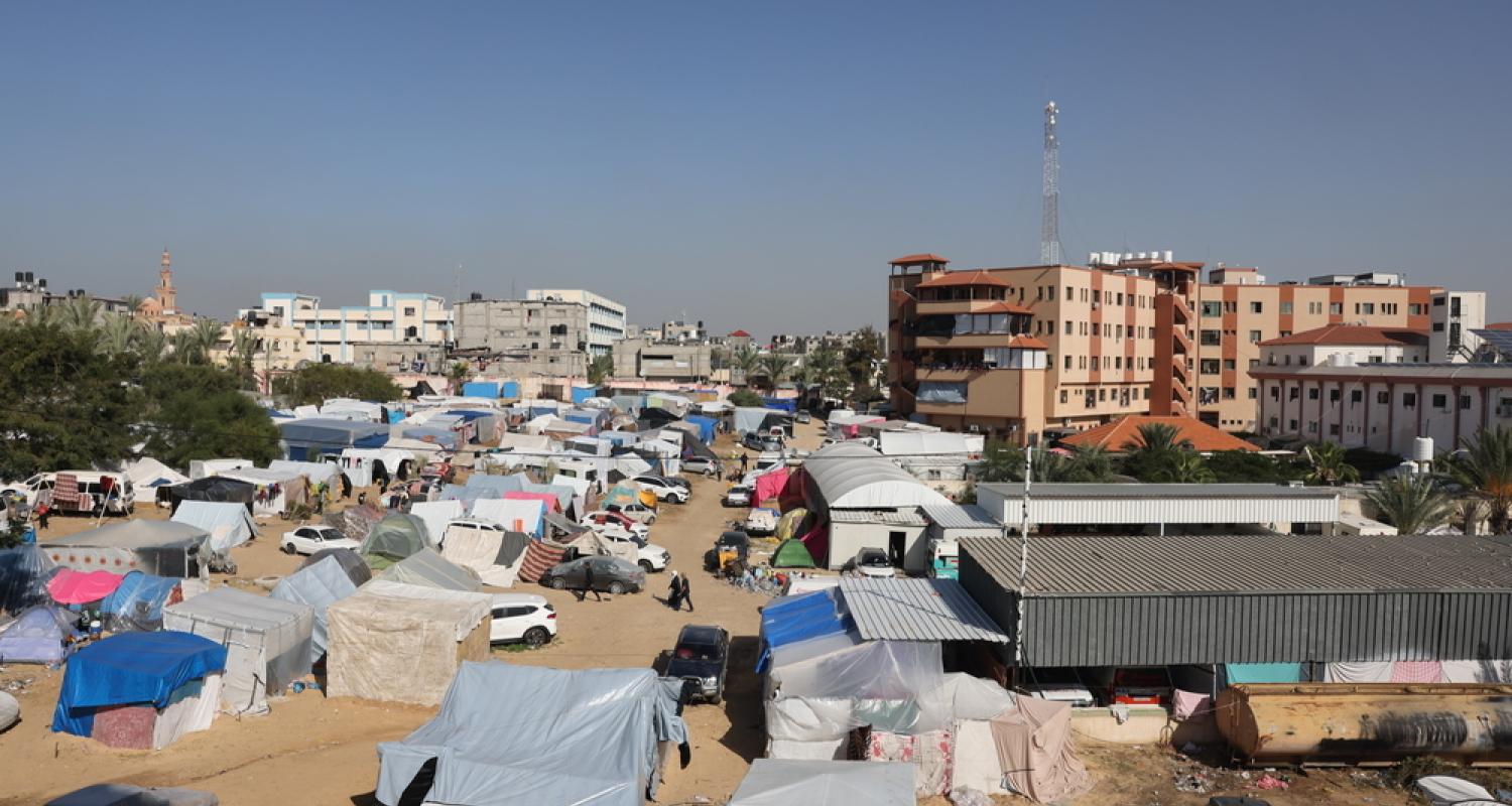 Hundreds of people camp in temporary shelters in the south of Gaza. Palestinian Territories, November 2023. © MSF