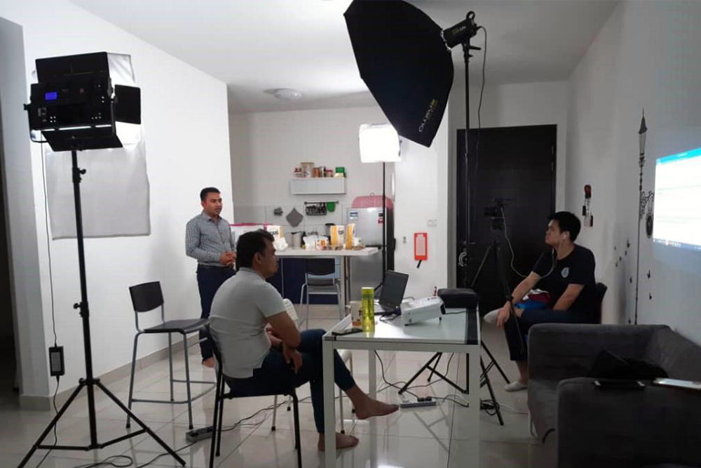 An episode on COVID-19 awareness being filmed for R-vision. © MSF