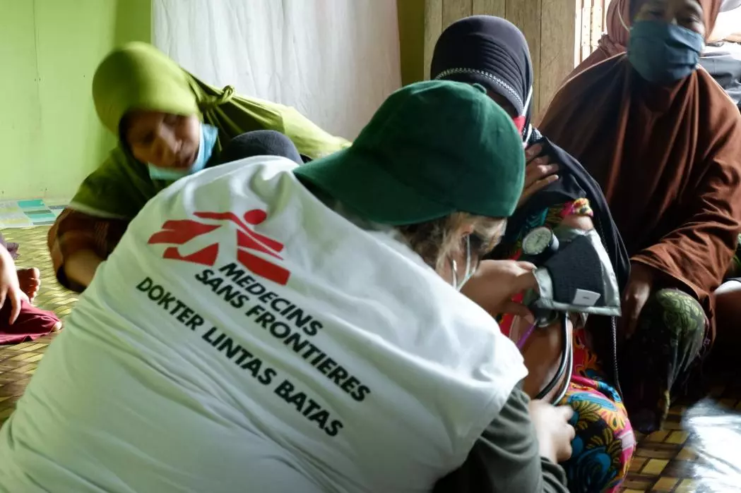 MSF team is in one of the remote villages in Mamuju District, West Sulawesi, after an earthquake hit Majene on 14 January 2021. At least 77 people died, more than 820 people were injured and about 15,000 fled their homes after the magnitude 6.2 quake. Some sought refuge in the mountains, others went to cramped evacuation centres. ©Tommy Onsent/MSF