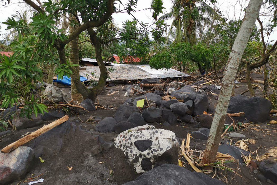 MSF teams saw substantial damage to houses, but very few deaths, from their first assessment of damages in Guinobatan, Albay Province, following landfall of typhoons Goni and Ulysses. © MSF