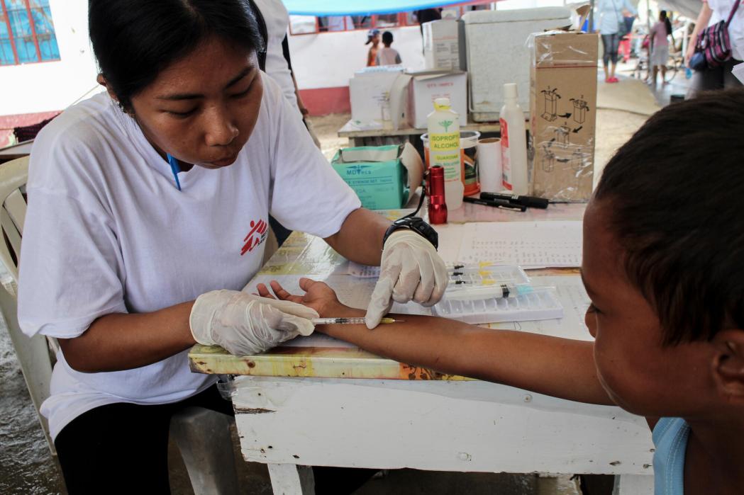A health worker treats a paediatric patient. ©MSF