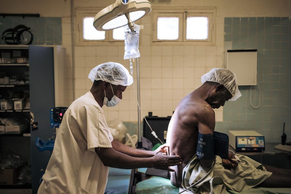 The MSF surgery team in Bangassou is operating a patient who suffers from inguino-scrotal hernia, on January 29, 2021. Photo: Alexis Huguet 