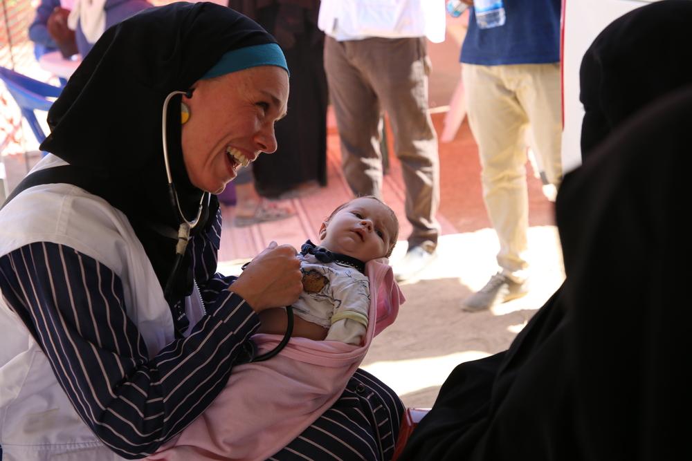 Heidi Woods Lehnen is MSF’s medical activity manager in the Marib project. She is following up on of Taqwa Muhammad, a 3-month-old girl, and this is the second time she returns to the mobile clinic in the Hygiene Fund area. Nuha Haider