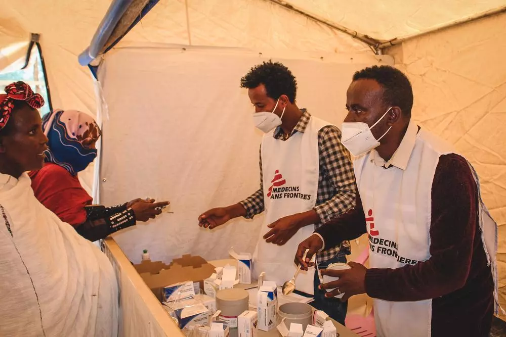 MSF pharmacists hand out medication to patients at MSF’s primary health clinic at Shire’s primary school IDP camp. C - Claudia  Blume/MSF