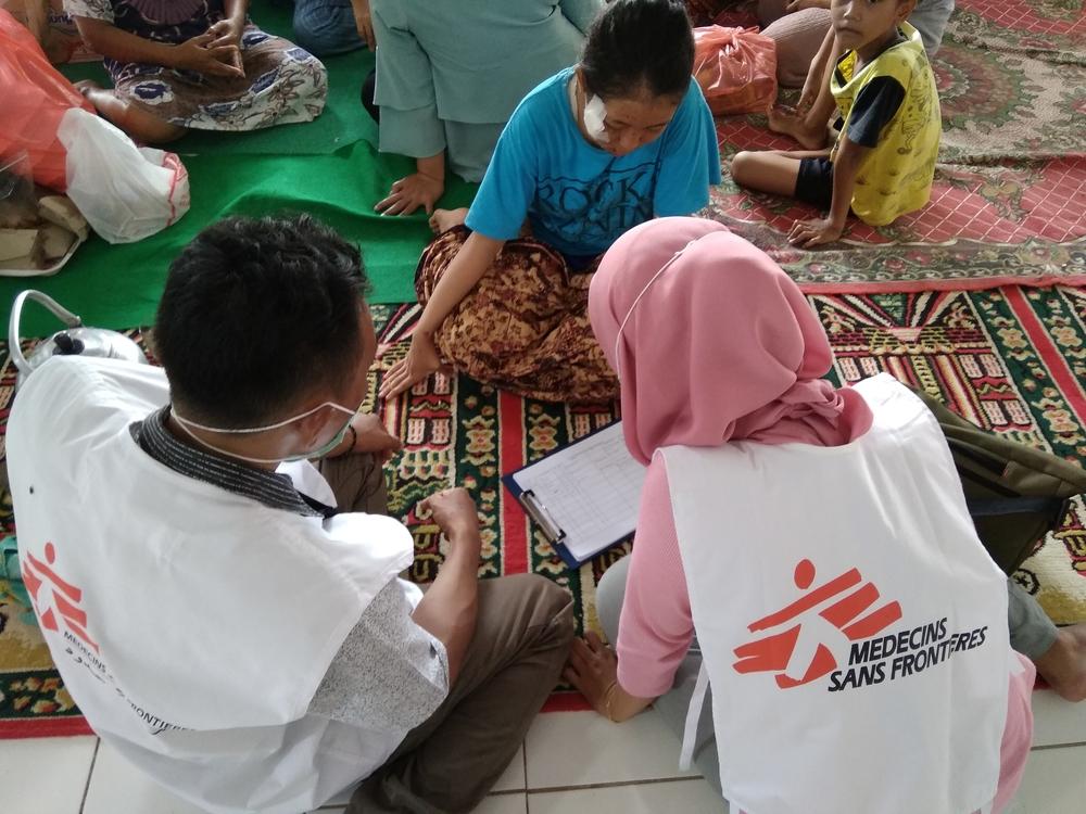 The MSF team visited one of the survivors in an evacuation camp at Susukan Kampong, Sukarame Village, Carita Sub district. Here they met a 13-year-old adolescent who is also a beneficiary of the MSF adolescent health project in Banten. Photo: Muhamad Suryandi/MSF