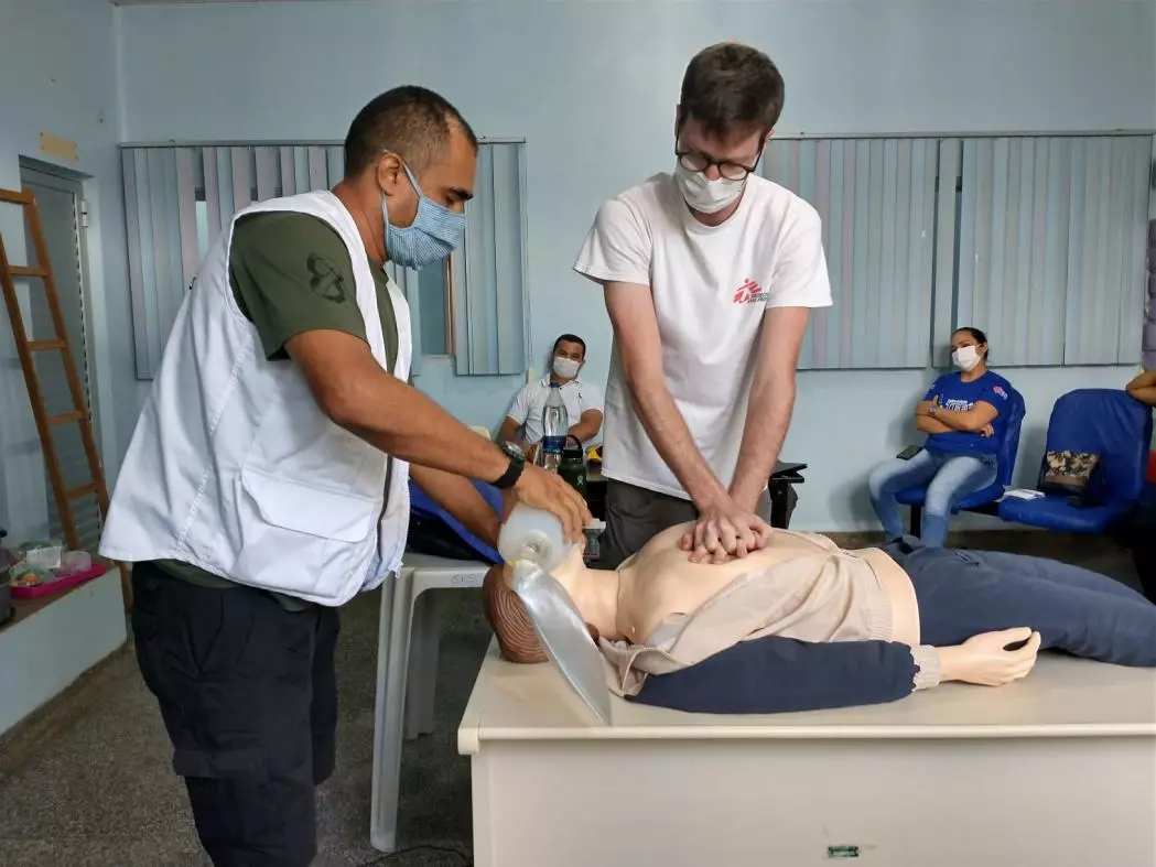 Nurse Rebecca Alethéia provides training to the team at the regional hospital in Tefé explaining the process for disinfecting hospital materials. ©Diego Baravelli/MSF 