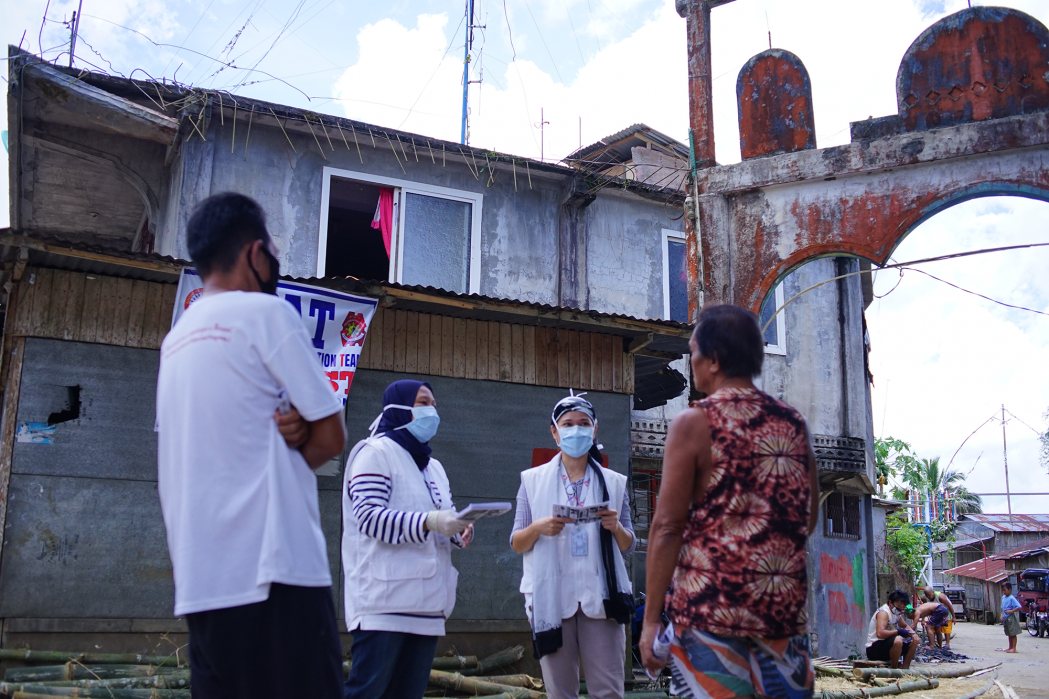 MSF teams distribute NCD medication, hygiene kit, and leaflets containing preventative measures against COVID-19 to our patients who are displaced. At the Sagonsongan transitory shelter, our team ties to locate our patients' house with the help of camp leaders. © Chika Suefuji/MSF