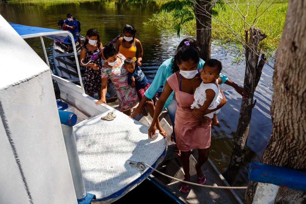 Local population arrives at the primary healthcare boat to receive care. A MSF team was present in the first primary healthcare boat voyage from Tefé when the lockdown was eased after the peak period of the pandemic. ©Diego Baravelli/MSF