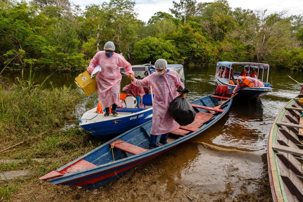 The teams leave the vessel of the primary healthcare boat to carry out routine screening and vaccination from house to house. ©Diego Baravelli/MSF