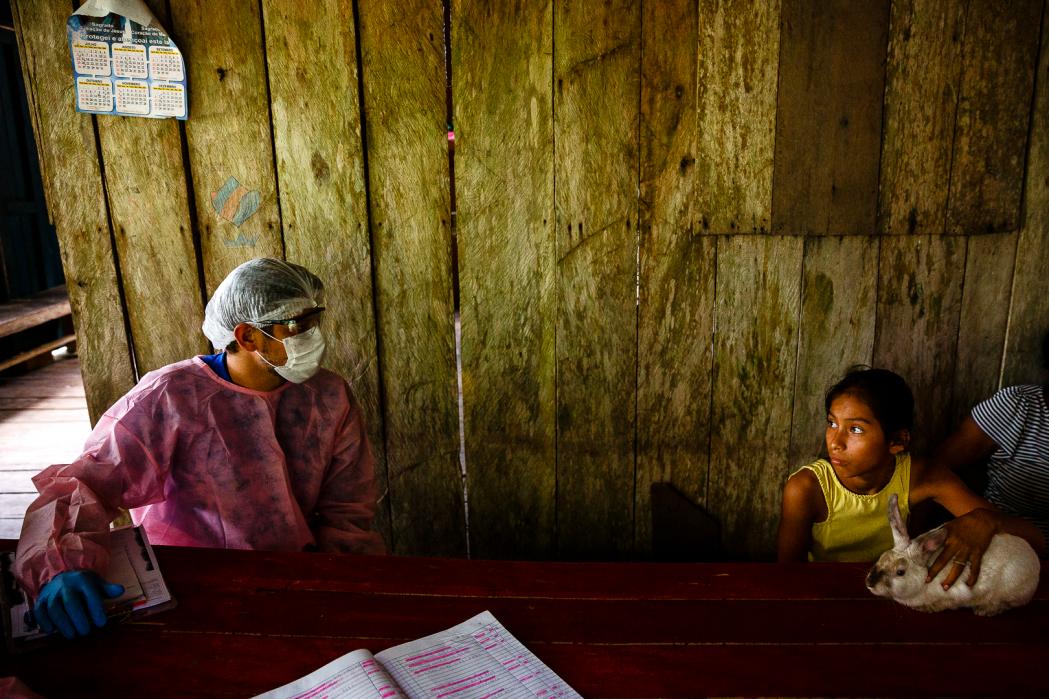 Municipal health system's worker talks to family during house-to-house visit in lake Mirini region. ©Diego Baravelli/MSF