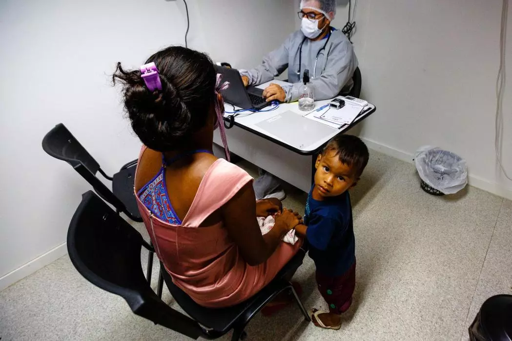 A consultation at the primary healthcare boat upriver from the Amazonian town of Tefé. ©Diego Baravelli/MSF