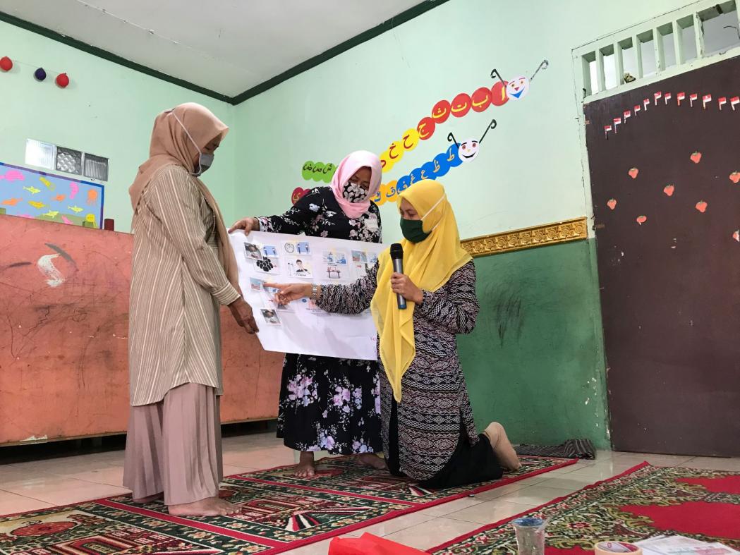 After they discussed it in their group, the female cadres, homemakers, and community or religious leaders, in Kalibata Village, South Jakarta, Indonesia, presented their discussion results to the rest of the participants. © Cici Riesmasari/MSF