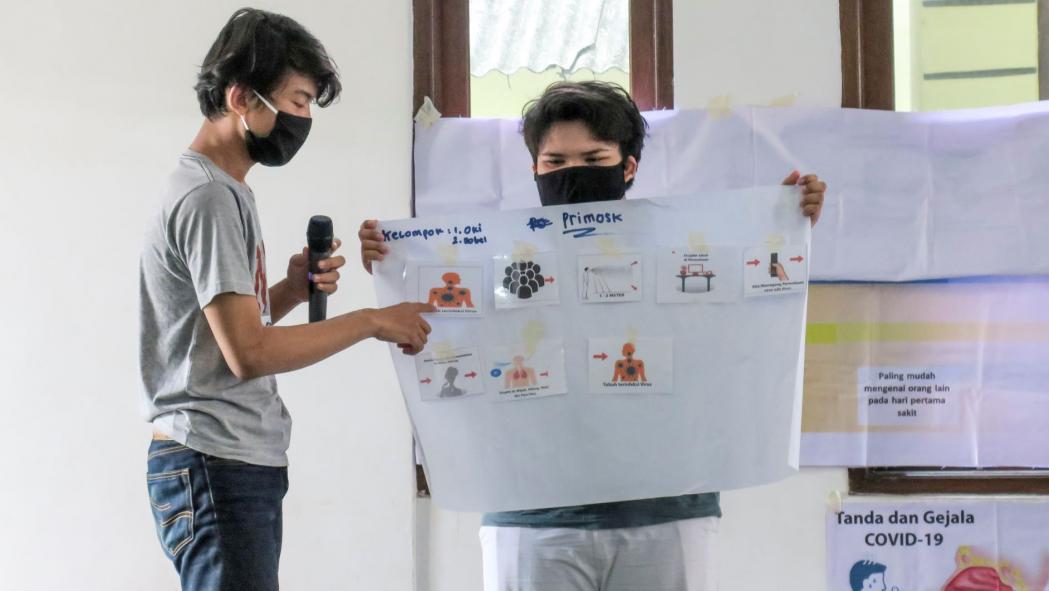 After they discussed it in their group, the adolescents in Kalibata Village, South Jakarta, Indonesia, presented their discussion results to the rest of the participants. © Sania Elizabeth/MSF