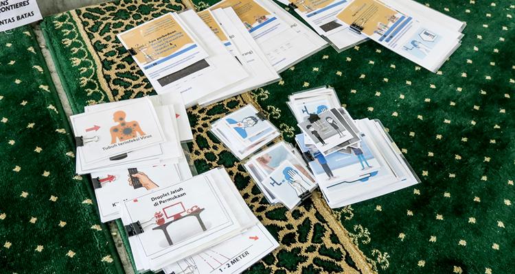 These simple flash cards were prepared by the facilitators for the COVID-19 training for adolescents in Kalibata Sub-district, Kalibata Village in South Jakarta, Indonesia. © Sania Elizabeth/MSF