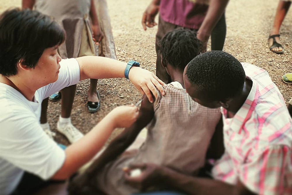 An MSF nurse treats a patient in Sierra Leone