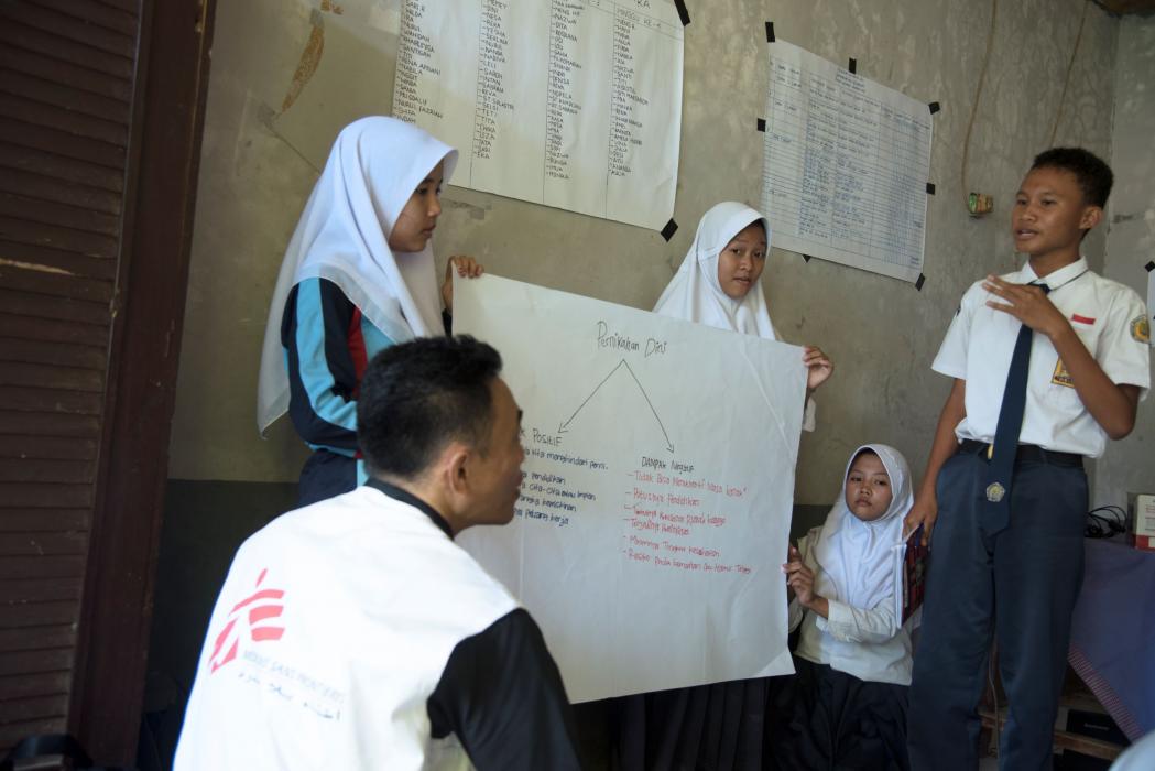 Caption: Mahesa S.P. is presenting the result of his group discussion after they watched a short movie about early age marriage. Mahesa and his other 10 friends are members of the school health implementation team of junior high school SMP N 1 in Labuan. They receive health education from MSF community health promoters so that they can pass health messages to their peers. ©Eka Nickmatulhuda