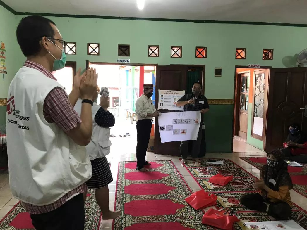 In the training venue, the MSF team prepared visual materials including the poster of COVID-19 meeting regulations on the door of the venue. During the introduction, the facilitators reminded participants of these regulations and encouraged them to comply with the measures. ©Cici Riesmasari/MSF