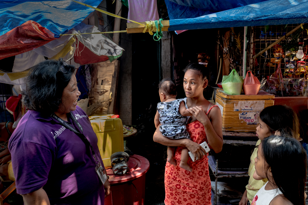 22-year-old Rosalita, who has two children, receives family planning advice with an MSF health information officer in the Tondo neighbourhood of Manila, Philippines. © Melanie Wenger