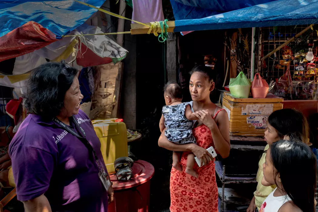 22-year-old Rosalita, who has two children, receives family planning advice with an MSF health information officer in the Tondo neighbourhood of Manila, Philippines. © Melanie Wenger