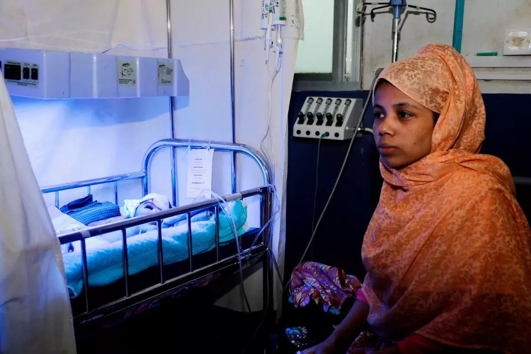 Sualeha Mohamed Ayubiu, with her 10-day-old son, at the hospital in Cox’s Bazar, Bangladesh. She used to live in Myanmar. She now lives in a camp for Rohingya refugees in Bangladesh. © Hasnat Sohan/MSF