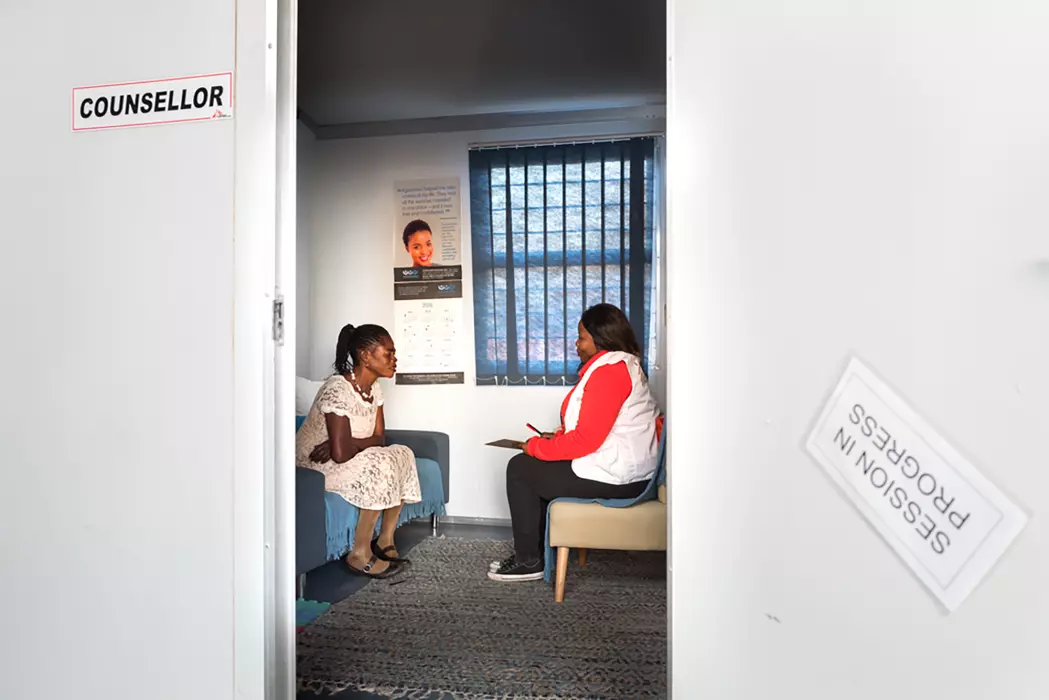 An MSF social worker talks with survivor Rosina Seela Moole at the Boitekong Kgomotso Care Centre (BKCC) MSF clinic in Rustenburg, South Africa. © Melanie Wenger