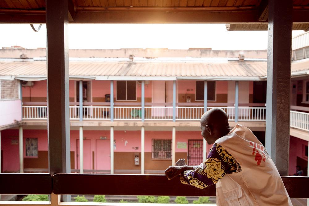 Social worker Didier Mango works in the Tongolo ward at the community hospital of Bangui. © Adrienne Surprenant / Collectif ITEM