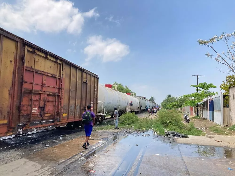 Coatzacoalcos (Veracruz), a railroad crossing widely used by the population in transit