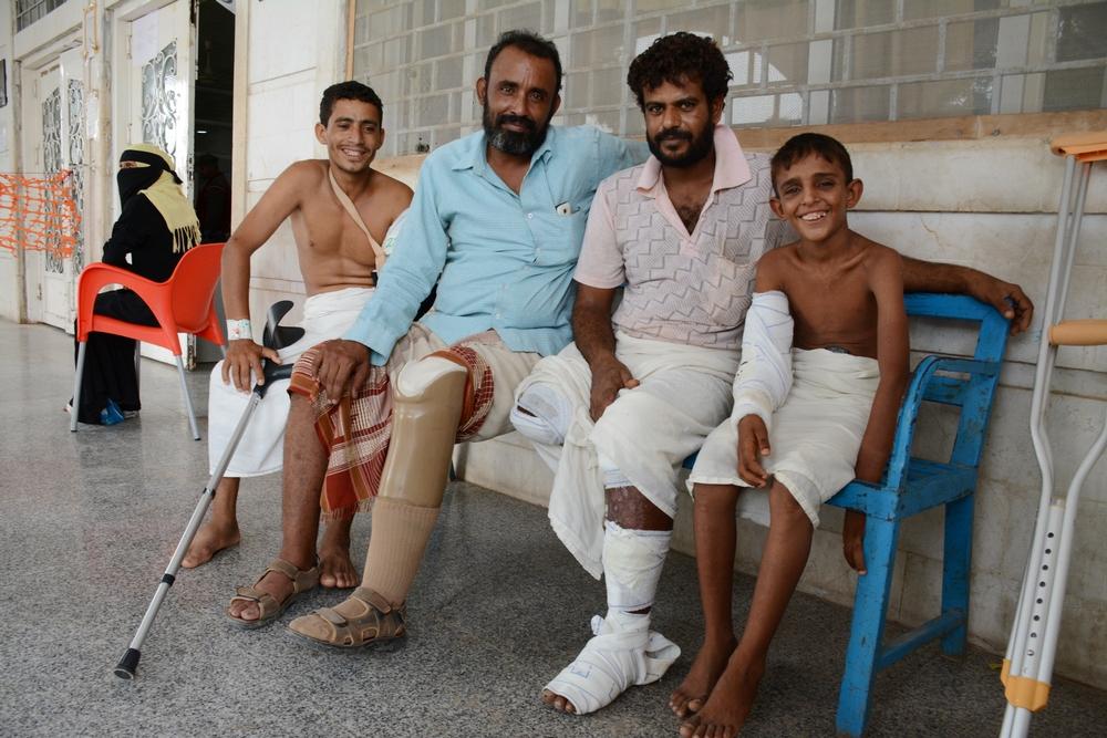 Mocktar, (in blue shirt) with other patients in MSF surgical hospital in Aden